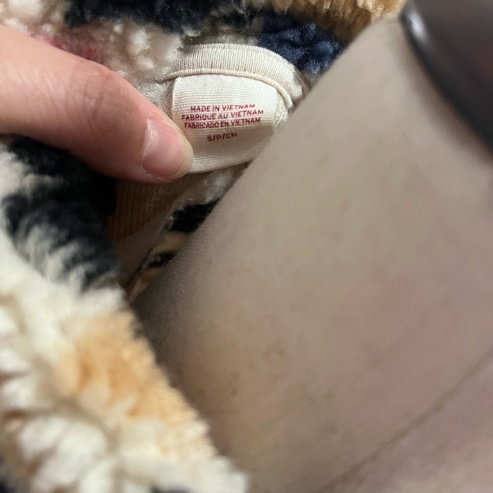 Levi’s Sherpa Aztec Pullover - Picture 4 of 6